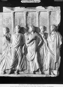 Szenátorok egy csoportja a Jupiter templomon kívül (márvány) (lásd: 261376 és 261377) alkotó: Roman