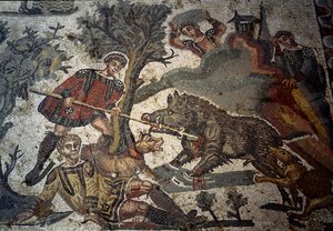 Vadász megsebesíti egy vaddisznó támadását, egyik társa lándzsájával taszítja az állatot, "A kis vadásztársaság" részlete, 315-350 alkotó: Roman