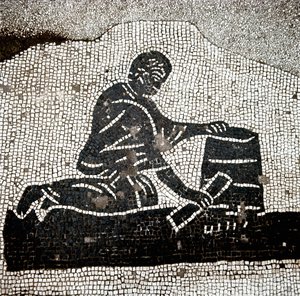 Egy munkás, aki egy perselyt tölt meg (mozaik alkotó: Roman