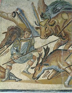 Csata gladiátorok és állatok között, részlet egy gladiátorról, aki egy bikát lándzsázik, i.sz. 320 (mozaik) alkotó: Roman