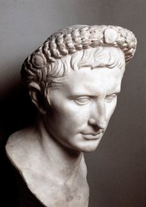 Augustus római császár (Gaius Julius Caesar Octavianus) mellszobra (i. e. 63-i. e. 14) Róma, Musei Capitolini - Augustus római császár (Gaius Julius Caesar Octavianus) mellszobra (i. e. 63-i.sz. 14). Üveggolyó. A Capitolium múzeumai, Róma, Olaszország alkotó: Roman