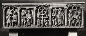 Keresztény szarkofág, amelyet Krisztus szenvedésének jelenetei díszítenek, beleértve a letartóztatást és Krisztus Poncius Pilátus előtt, a Szent Domitilla katakombákból (márvány) (f/w fotó) alkotó: Roman
