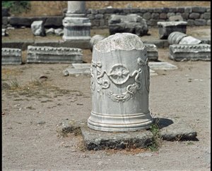 Aszklépiosz isten szimbólumával díszített oszlop. Aszklépiosz szentélye (Kr. e. 283-133) alkotó: Roman