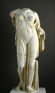 Aphrodité torzójának másolata, Venus Genetrix típusú (márvány) alkotó: Roman