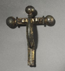 Crossbow Fibula, 350-400 körül (bronz, aranyozott-bronz, ezüst és niello) alkotó: Roman