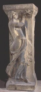 Díszített kőoszlop, kettős fuvolán játszó bacchánsnővel, egy hellenisztikus eredetinek a szaloniki másolata. alkotó: Roman