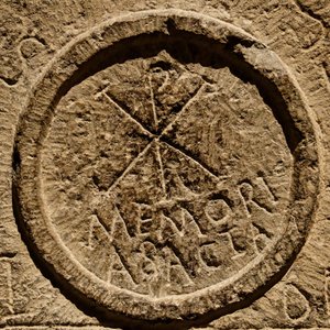 Részlet egy oltárkőről, amely Jézus Krisztus nevének rövidítését ábrázolja, Észak-Afrika, Kr. u. IV. század alkotó: Roman