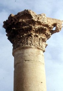 Részlet egy korinthoszi oszlopról és fővárosról, római, 2. század (fotó) alkotó: Roman