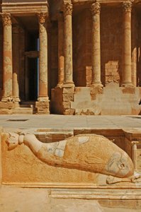 Delfinfaragás a színpad előtt, Sabratha, Líbia, i.sz. 190 körül alkotó: Roman