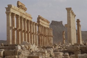 A város fő tengelyét alkotó oszlopos utca legkorábbi része, amely a 2. század első felében épült Qalaat Ibn Maanhoz, a 17. századi arab kastélyhoz vezet. alkotó: Roman