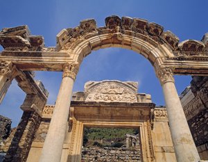 Hadrianus templomának homlokzata alkotó: Roman