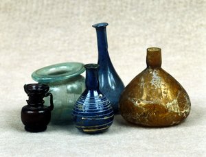 Parfümöt, balzsamot és kenőcsöt tartalmazó üvegek és fiolák. római korszak. Kr.u. 1. század. JC. alkotó: Roman