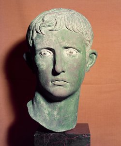 Augustus császár (i.e. 63-i.sz. 14) teljes hosszúságú szobrának feje, amelyet a szudáni Meroe-ban a Győzelem-templom közelében találtak, ie 30-25 körül (bronz)
