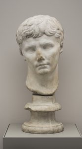 Augustus császár feje (márvány) alkotó: Roman