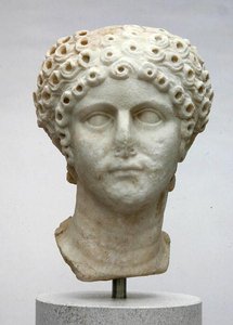 Egy nő feje, valószínűleg Agrippina Minor, i.sz. 50 körül (márvány) alkotó: Roman