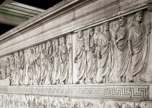 Augustus császár birodalmi kortege - Az Ara Pacis Augustae alacsony északi márványdomborműve, amelyet Augustae római császár épített ie 13 és 9 között a római Champ de Mars-on (Mars mező), az agai birodalom háborúit követő békének emlékére. alkotó: Roman