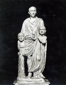 Lucius Junius Brutus ősei mellszobrát tartja kezében (márvány) (f/w fotó) alkotó: Roman