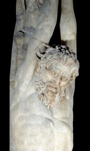 Marsyas fenyőtörzsön lógó kínja. Részlet. Márványszobor a Kr.e. 3. század végéről-eleje. V 2,5 m Párizs, Musee du Louvre alkotó: Roman