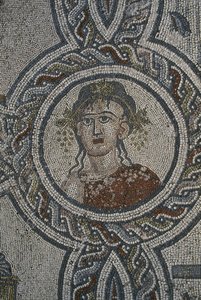 A négy évszak mozaikja, Dionüszosz háza, részlet, fej (mozaik) alkotó: Roman