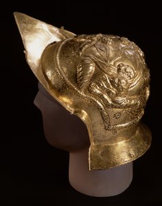 Felvonulási sisak, amorokat ábrázoló szekérversenyben, a rómaiak Newstead-i lelőhelyéről, Melrose-ból, Kr.u. 1. század végén (réz) alkotó: Roman