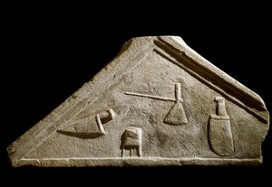 Késsel és hentes tárgyakkal díszített oromfal alkotó: Roman
