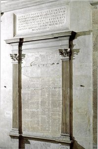 A diadal és a konzuli böjt emléktáblája. Augustus császár kora. Kr.e. 27-14. Róma, Musei Capitolini – Augustus római császár (i. e. 27-14) konzuli és diadalfasti időszakának törzstáblája. Musei Capitolini, Róma, Olaszország alkotó: Roman