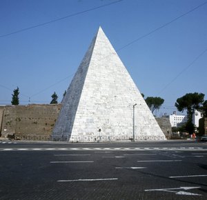 Cestius piramisa, Róma alkotó: Roman