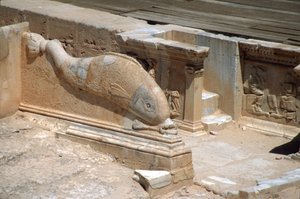 Delfin domborműfaragása a Római Színház színpada előtt (fotó) alkotó: Roman