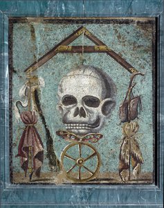 Római művészet: Memento mori, az élet és a halál szimbólumai. Mozaik Pompejiből. 2. stílus. 47x41 cm-es Nemzeti Régészeti Múzeum, Nápoly