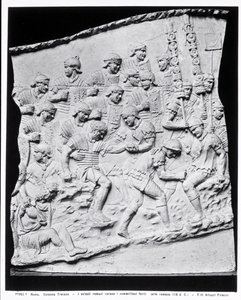 Római katonák kezelik a sebesülteket, öntvény a Traianus-oszlopból, Kr.u. 113 (márvány) (f/w fotó) alkotó: Roman