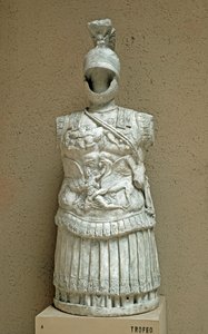 Római művészet: Fegyvertrófea, római katona parádés páncélja a Kr.e. I. századból. Róma, museo della civilta romana alkotó: Roman