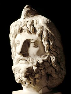 Római művészet: „” szakállas fejét Sarapisz vagy Szerapis, a görög-egyiptomi halálisten döglött madara fedi””” Márványszobor Karthágóból. 2. század. Homályos. 60 cm Párizs, Musee du Louvre alkotó: Roman