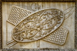 Római művészet: alacsony dombormű az isteni Hadrianus templomából származó pajzsot és fegyvereket díszít. Kr.u. 145. Róma, Museo dei Conservatori alkotó: Roman