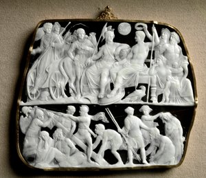Római művészet: ónix kameó, amelyet Dioscuride (vagy Dioscorides) szobrász készített két szinten. A tetején Augustus császár (i. e. 63-14), mitológiai istenekkel körülvéve, üdvözli utódját, Tibere-t (i. e. 42-i.sz. 37). Balról jobbra, Tibere ereszkedik le  alkotó: Roman