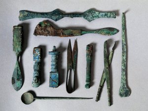 Római művészet: sebészeti műszerkészlet a Pompei-i Sebész Házból. Kr.e. 1. század. Nápoly, Museo Archeologico Nazionale alkotó: Roman