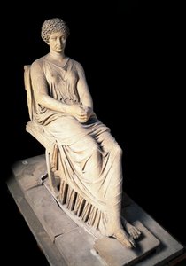 Római művészet: Agrippina „” Ainee”” (Agrippina) (Kr. e. 14-33), Germanicus feleségének szobra. Márvány szobor. Kr.u. 1. század. Nápoly, Nemzeti Régészeti Múzeum alkotó: Roman
