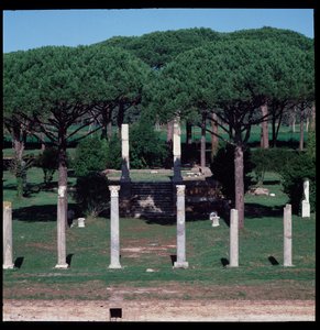 Római művészet: kilátás a Ceres-templom romjaira, Ostia régészeti lelőhelyére alkotó: Roman