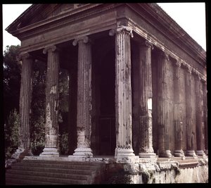 Római művészet: kilátás a Portunus-templom romjaira (a férfiúi szerencse temploma), a Boarium Forum régészeti lelőhelye, i.sz. 70-80, Róma, Olaszország (Római művészet: Fortuna Virilis (Portunus) temploma Róma, Olaszország) Fényképészet alkotó: Roman