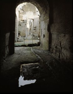 Római művészet: kilátás a Colosseo (Colosseo) földalatti járataira Rómában, Olaszországban alkotó: Roman