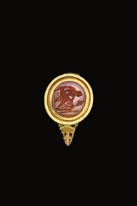 Római gyűrűs kő modern környezetben (arany színben díszített karneol) alkotó: Roman