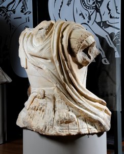 Egy lovas katona faragott torzója, amelyet Nagy Sándor eredeti bronzszobrának másolatának tartanak, Kr.e. 75-25 (márvány) (lásd még: 371174) alkotó: Roman