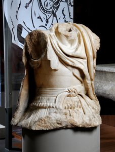 Egy lovas katona faragott torzója, amelyet Nagy Sándor eredeti bronzszobrának másolatának tartanak, Kr.e. 75-25 (márvány) (lásd még: 371175) alkotó: Roman