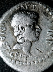 Ezüst érme Marcus Junius Brutus (i.e. 83-42) római szenátor képmásával alkotó: Roman