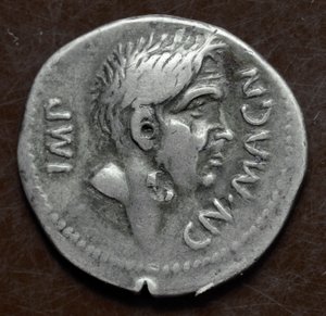 Ezüst érme Nagy Pompeus (Gneo Pompeo the Great vagy Gnaeus Pompeius Magnus) képmásával alkotó: Roman