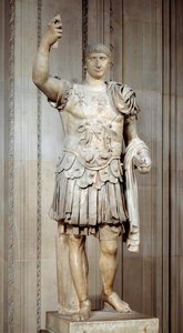 Traianus római császár (Marcus Ulpius Traianus vagy Traiano) (i.sz. 53-117) álló szobra, csatahajó. 108 körül. V 2 m Párizs, Louvre Múzeum alkotó: Roman