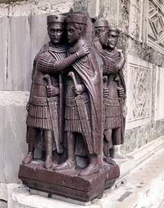 Tetrarchák. Vörös porphyda szobrok a 4. századból. Velence, Szent Márk tér. alkotó: Roman