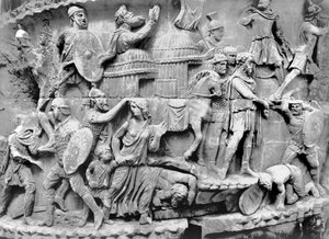 A császár megérkezik egy faluba, miközben kifosztják, részlet Marcus Aurelius oszlopából, Kr. u. 180-196 (márvány) (f/w fotó) alkotó: Roman