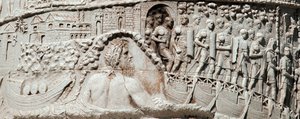 A római légiók Anconában hajóznak a Neptun védelme alatt Rómában Traianus császár (53-117) uralkodása idején épült Traianus oszlopának (Trajane oszlop) (Colonna Traiana) részlete. A Trajane-oszlop az em. győzelmes hadjáratainak állít emléket alkotó: Roman