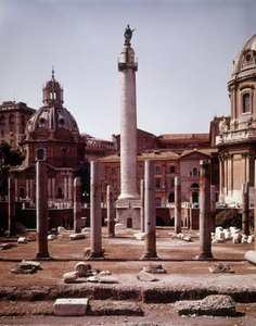 Rómában a Traianus-fórum és a Traianus-oszlop (Trajane-oszlop) (Colonna Traiana) Traianus császár (53-117) uralkodása alatt épült. A Trajane-oszlop a császár győzelmes daciai hadjáratainak állít emléket alkotó: Roman