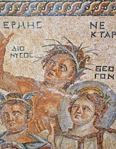 Dionüszosz baba bemutatója Hermésztől. Hermész, Nektár és Theogen részlete, Aion háza, Paphos, Ciprus mozaikja alkotó: Roman